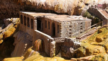 La clásica postal de Puente del Inca, el histórico paraje de alta montaña para cuya refuncionalización, con más infraestructura, el Gobierno llamó a licitación&nbsp;