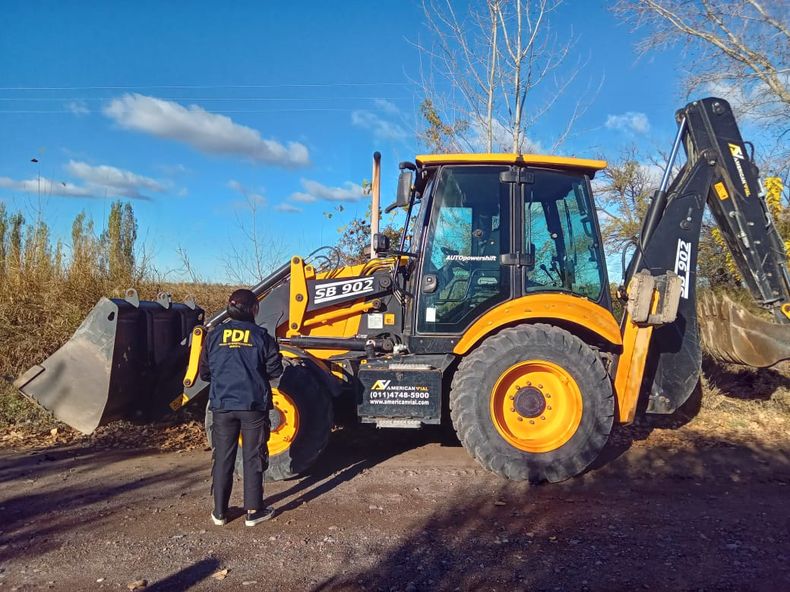Recuperaron en Rivadavia una retroexcavadora robada en Buenos Aires