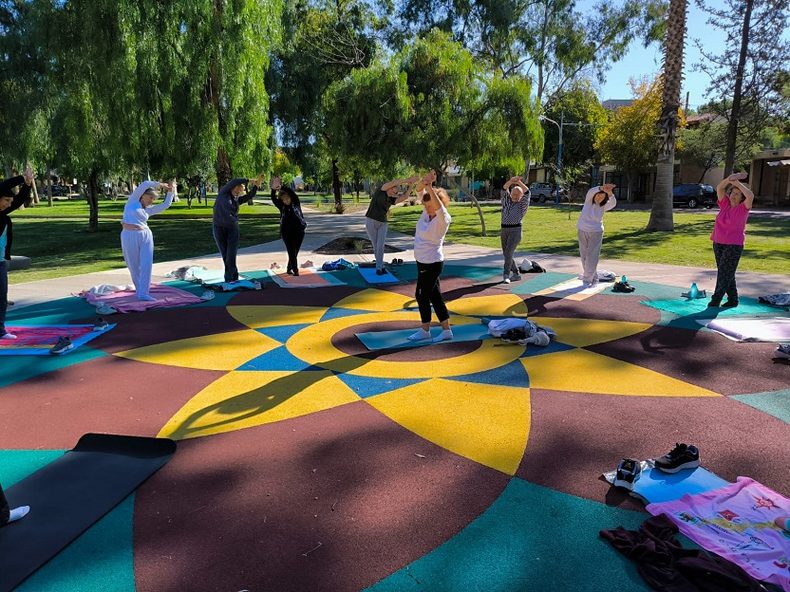 Yoga en la plaza Bello Amanecer de Godoy Cruz.
