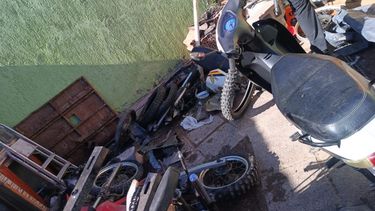 Una moto y otros objetos de dudosa procedimienta incautados por la Policía de Mendoza.&nbsp;