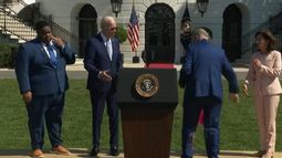 Biden: saludó a un senador, lo olvidó y lo quiso hacer una vez más.