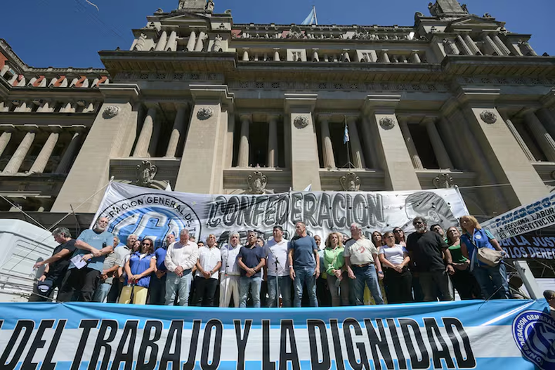 La conduccpin de la CGT frente al Palacio de Tribunales en la presentación de la cautelar contra la Reforma Laboral