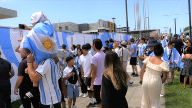 La llegada al Mundial 2026 de la Selección argentina a Kansas generó una enorme revolución entre los hinchas que esperaron al plantel en el hotel.