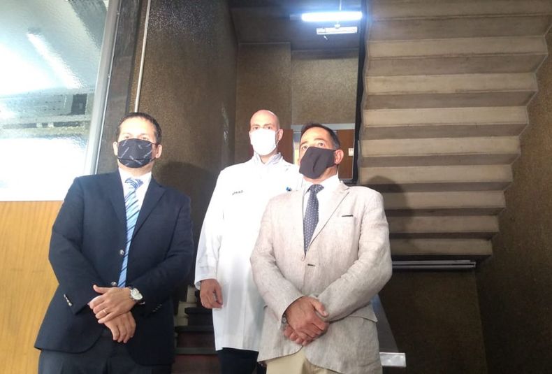 El fiscal Gustavo Pirrello, de Homicidios, el médico Miguel Marino, director del Laboratorio de Registro Genético, y el jefe de fiscales, Fernando Guzzo.