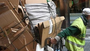 Trabajan desde primera hora juntando cartones y ganan entre $4.000 y $10.000 por día en el Valle de Uco