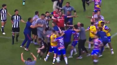 Hubo fútbol pero también se fueron a las manos.