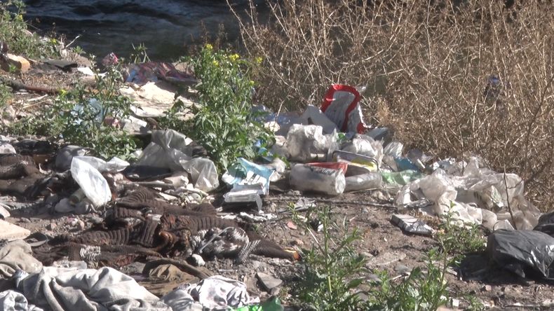 Basura en la isla del Río Diamante de San Rafael