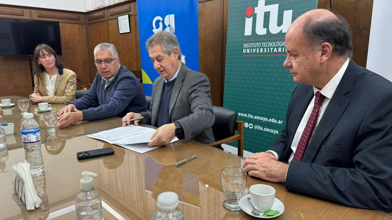 El intendente de San Rafael Omar Félix firmando el acuerdo.