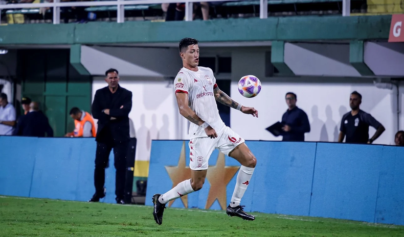 Lucas Merolla en un tire y afloje.