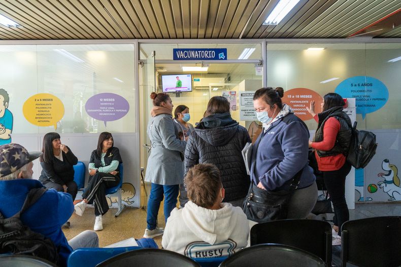 Muchas veces, las personas no pueden acceder a las dosis de vacunación por falta de personal disponible en el lugar.