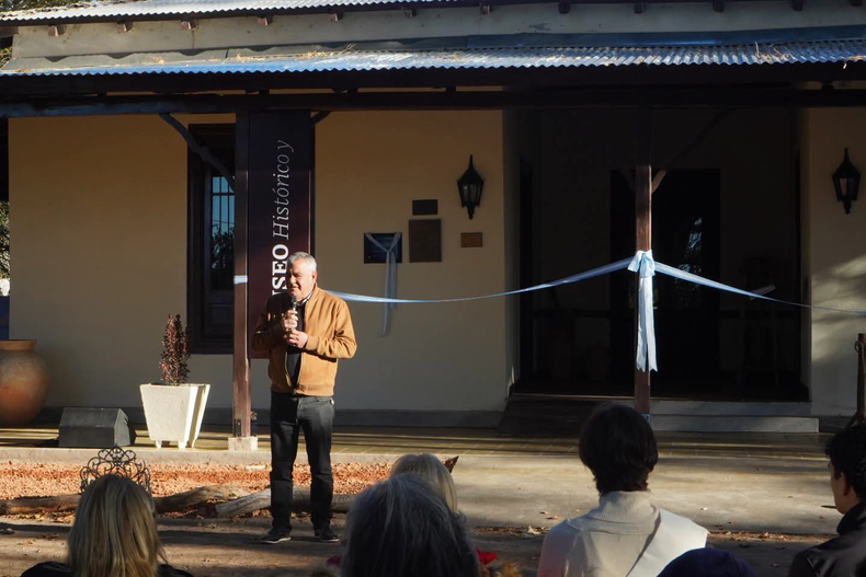 El intendente de Lavalle Edgardo González y su discurso en la reinauguración del Museo departamental.
