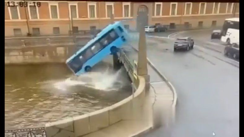 Tragedia: un autobús cae al río desde un puente y hay siete víctimas fatales