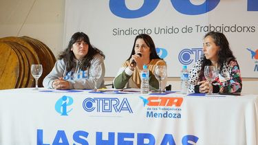 Carina Sedano (medio), secretaria general del SUTE, en el plenario provincial