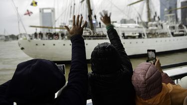 La Fragata Libertad partió el sábado desde Buenos Aires con más de sesenta guardia- marinas a su viaje de instrucción.