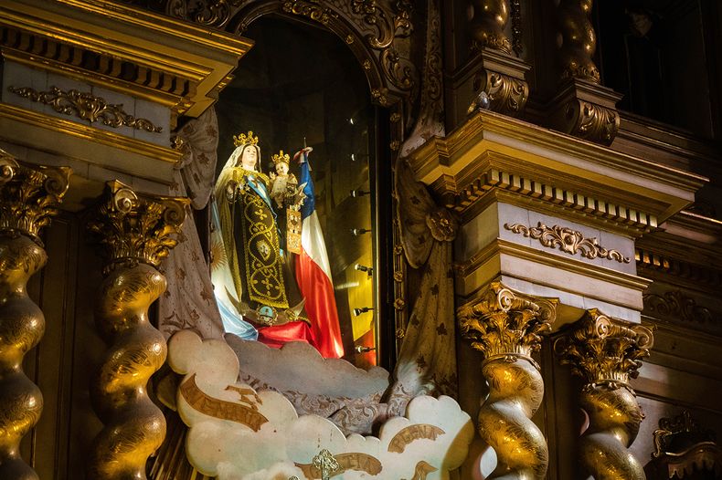 El templo custodia la imagen de Nuestra Señora del Carmen de Cuyo y el bastón de mando del general José de San Martín.