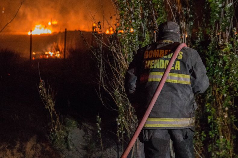 Los bomberos combatieron los incendios en Ciudad y Carmensa