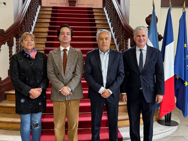 Durante el cuarto día de la gira por Europa, Alfredo Cornejo y la comitiva mendocina visitaron el Instituto Nacional de Servicios Públicos. 