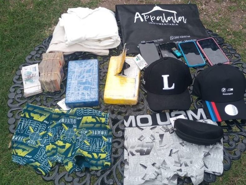 Parte de la droga y objetos hallados en el allanamiento.&nbsp;