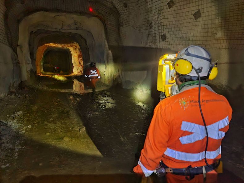 El trabajo en la mina subterránea en la exploración del proyecto Carbonatos Profundos