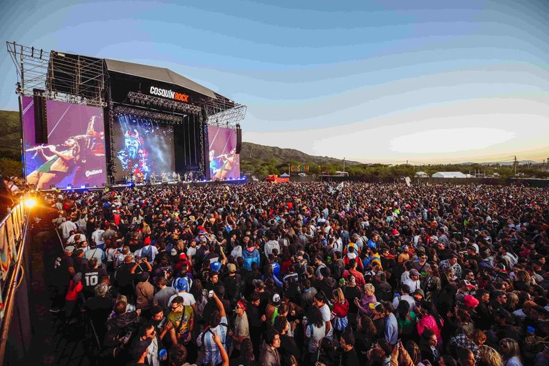 El Cosquín Rock 2025 cerró su primer día con fuertes críticas a Milei.