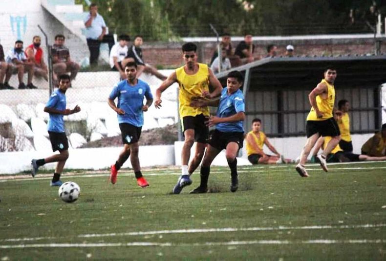 21 Se reglamentó el torneo de ascenso del fútbol sanrafaelino. Martes 23 03 21