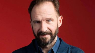 Ralph Fiennes protagoniza esta película en Netflix.