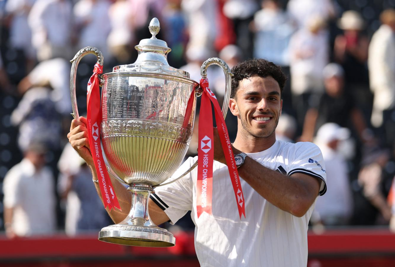Francisco Cerúndolo levantó el trofeo en Londres y consiguió el título más importante de su carrera profesional.