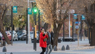 Sitio Andino | covid 19 mendoza, coronavirus mendoza, gente en la calle, pandemia, covid, gente, personas, aire libre, otoño, clima, tiempo, mendoza, invierno
