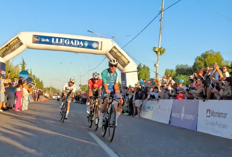 Rodrigo Díaz celebró en Maipú tras imponerse en una de las etapas más duras de la Vuelta Ciclista de Mendoza.