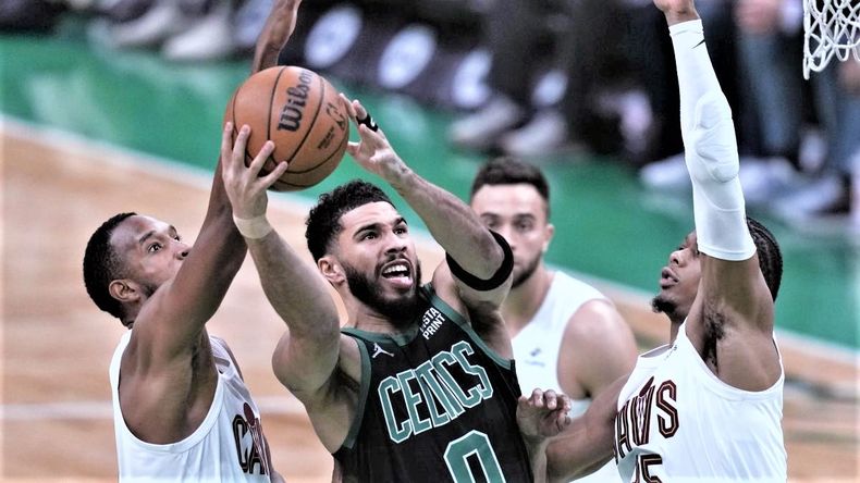 Boston pelea por el anillo de la dura NBA.