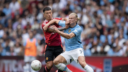 Licha detiene el fútbol de Haaland.