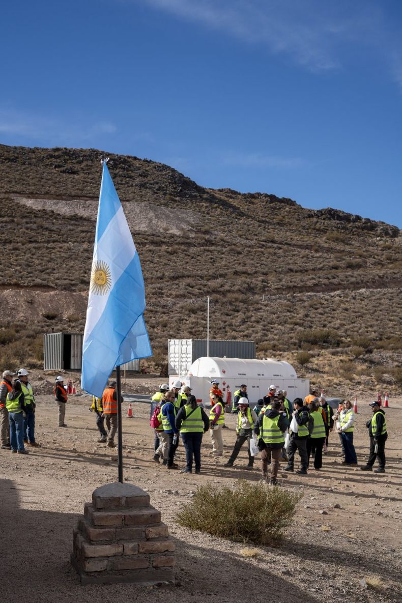 La Unidad de Gestión Ambiental fue creada como un órgano técnico que coadyuva en el control y seguimiento de la Declaraciones de Impacto Ambiental aprobadas por la Autoridad Ambiental Minera.