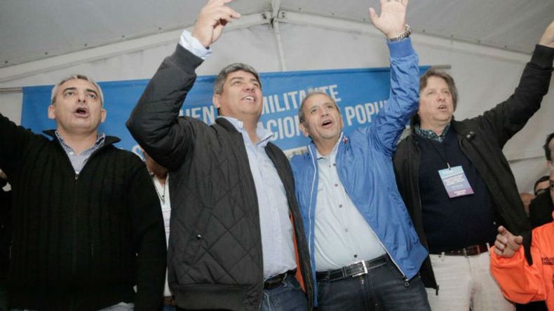 En el centro de la imagen, Pablo Moyano y Sergio Palazzo.