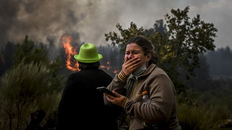 Más de 1.200 bomberos combaten un incendio en Portugal.