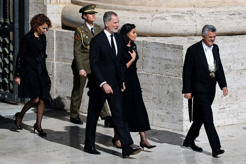 Los reyes Felipe VI y Letizia en el funeral del papa Francisco.