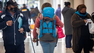 Sitio Andino | covid 19, coronavirus, gente en la calle, pandemia, covid, gente, personas, aire libre, otoño, clima, tiempo, terminal de mendoza, radio andina