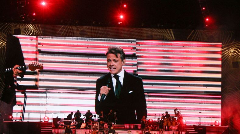 Luis Miguel le canta a su pareja Paloma, en cada recital