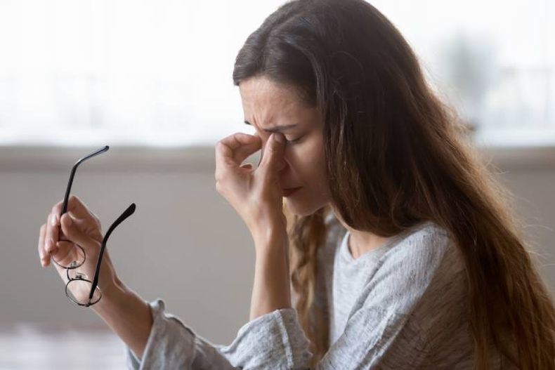 Principalmente afecta a mujeres.