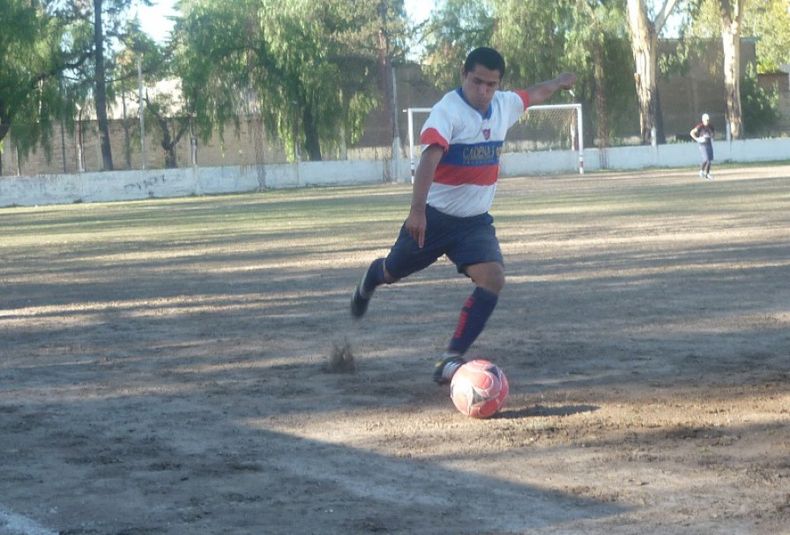 14  Leonel Geldes (Las Paredes), estará ésta tarde en la mitad de la cancha azulgrana ante Quiroga- domingo 17-8-14