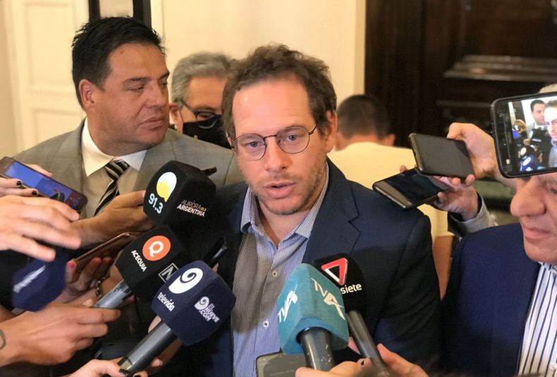 Moyano (atrás) cuestionó al kirchnerismo por no acompañar a Alberto Fernández en Mendoza