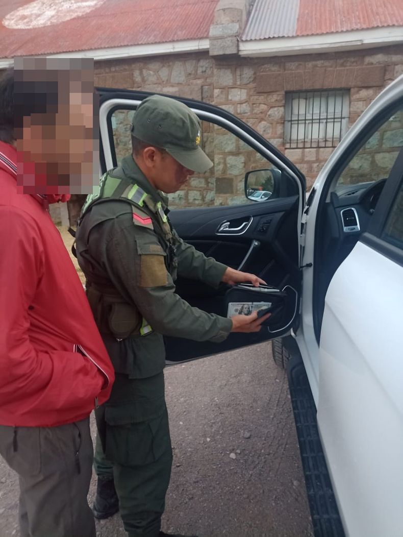 Efectivos de Gendarmería Nacional Argentina descubrieron un cargamento de dólares proveniente de Chile. Efectivos de Gendarmería Nacional Argentina descubrieron un cargamento de dólares proveniente de Chile.