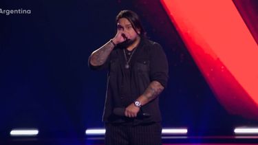Tras un año muy difícil, se quebró en el escenario y la rompió cantando en La Voz Argentina