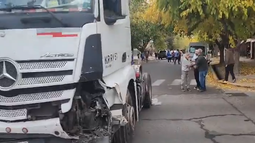 Otro accidente vial en Godoy Cruz: un camionero desorientado chocó a varios vehiculos
