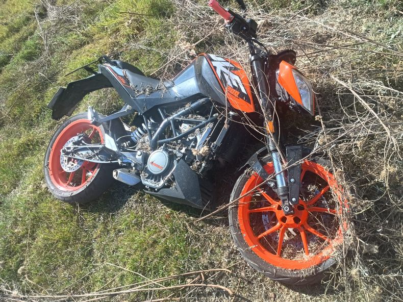 La moto en la que circulaban los autores del robo y que fue abandonada en un descampado.