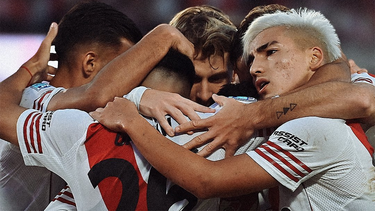 River afronta un duelo exigente en Brasil para sostener su liderazgo.