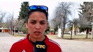 En San Rafael, Lucia Segura dicta un curso para mujeres sobre el cuidado del automotor.