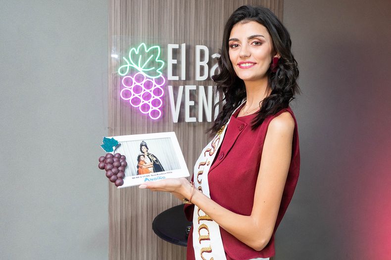 El momento más emotivo fue cuando la reina observó una foto de niña en la que desde entonces soñaba con ser reina de Rivadavia.