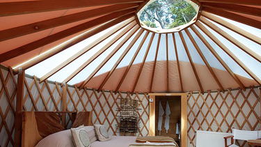 Los glampings son ideales para aquellas personas que quieren acampar bajo la naturaleza, pero no soportan la idea de dormir en una carpa tradicional.&nbsp;