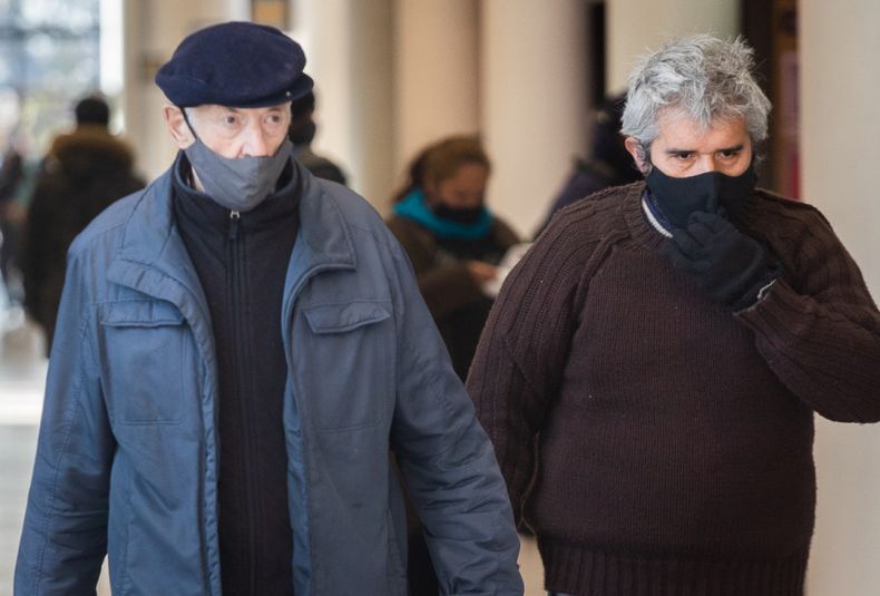 covid 19, coronavirus, gente en la calle, pandemia, covid, gente, personas, aire libre, otoño, clima, tiempo, terminal de mendoza, radio andina