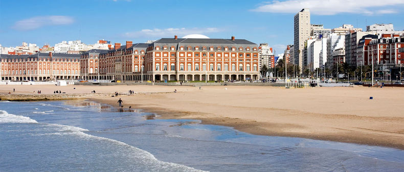 Alojarse en Mar del Plata para 2 o 3 personas parte desde $375.000 por semana.